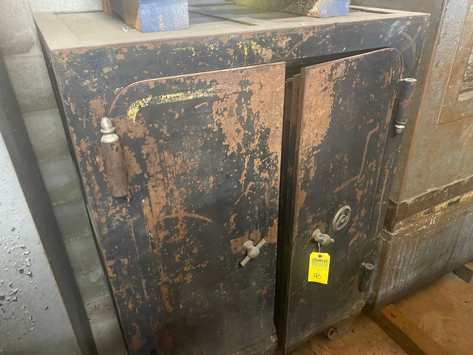 SAFE ON WHEELS - DIEBOLD - DOUBLE DOOR - ANTI-DYNAMITE DEVICE - INTERIOR DOUBLE DOOR, CABINETS &: SAFE ON WHEELS - DIEBOLD - DOUBLE DOOR - ANTI-DYNAMITE DEVICE - INTERIOR DOUBLE DOOR, CABINETS & DRAWERS - 53.5x38x30