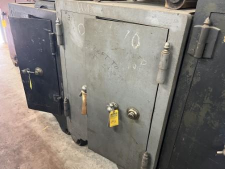 SAFE ON WHEELS - 127086 - DOUBLE DOORS - GRAY - INTERIOR SHELF - 57x40x35: SAFE ON WHEELS - 127086 - DOUBLE DOORS - GRAY - INTERIOR SHELF - 57x40x35