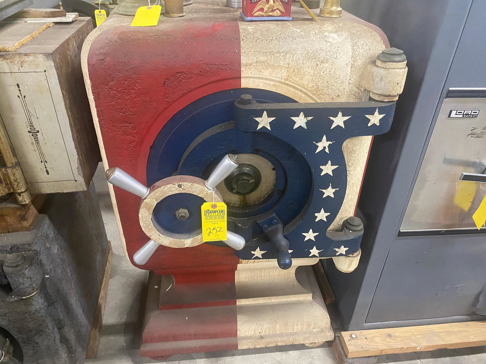 SAFE ON WHEELS - DIEBOLD - SINGLE DOOR - PAINTED ''USA'' - 52x30x28: SAFE ON WHEELS - DIEBOLD - SINGLE DOOR - PAINTED ''USA'' - 52x30x28