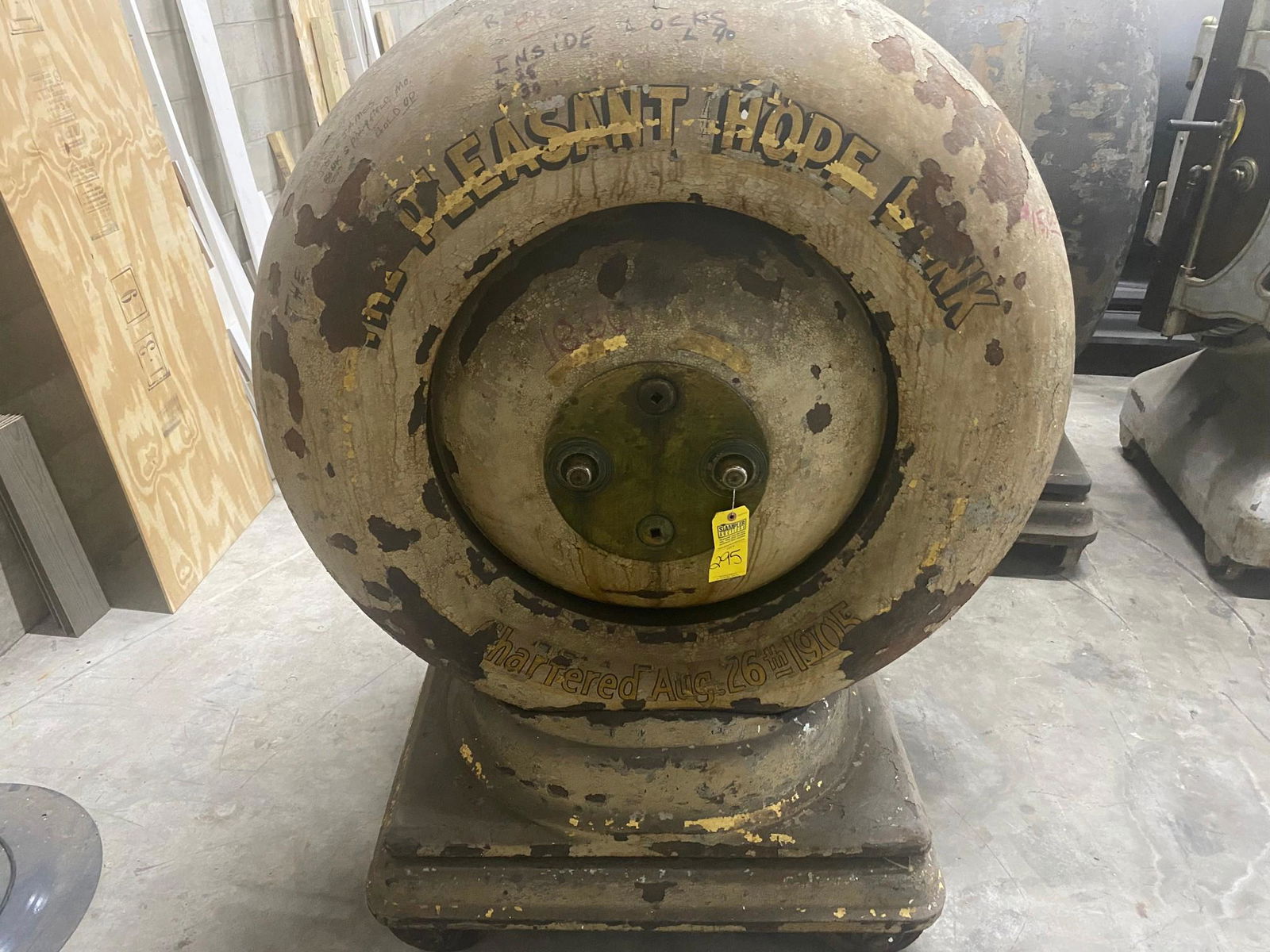 SAFE ON WHEELS - ''THE PLEASANT HOPE BANK'' - SINGLE DOOR - SARGENT & GREENLEAF COMBO - 66x48x42: SAFE ON WHEELS - ''THE PLEASANT HOPE BANK'' - SINGLE DOOR - SARGENT & GREENLEAF COMBO - 66x48x42