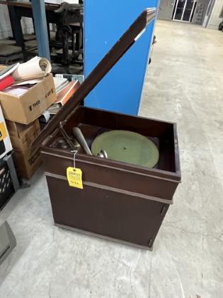 RECORD PLAYER IN WOOD CABINET WITH WINDING HANDLE - COLUMBIA GRAFONOLA MIGNON - 24''H x 17''W x (1 of 9)