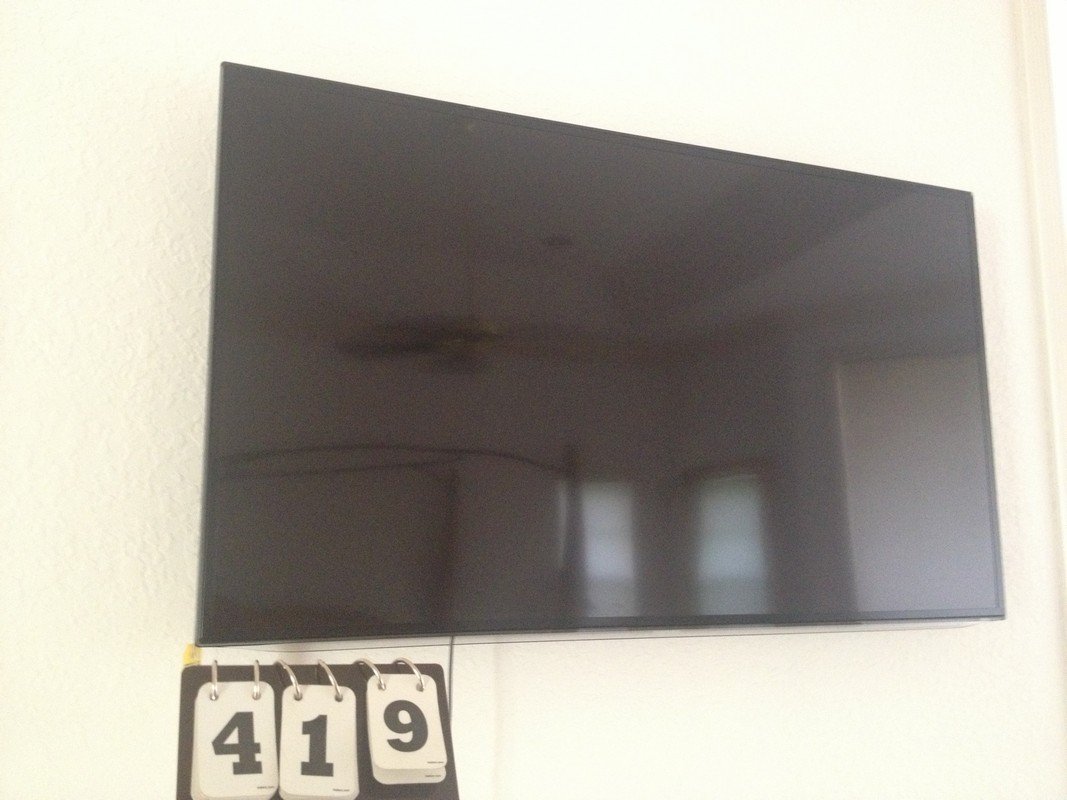 SAMSUNG 60'' LCD FLAT SCREEN TELEVISION WITH WALL MOUNT: SAMSUNG 60'' LCD FLAT SCREEN TELEVISION WITH WALL MOUNT