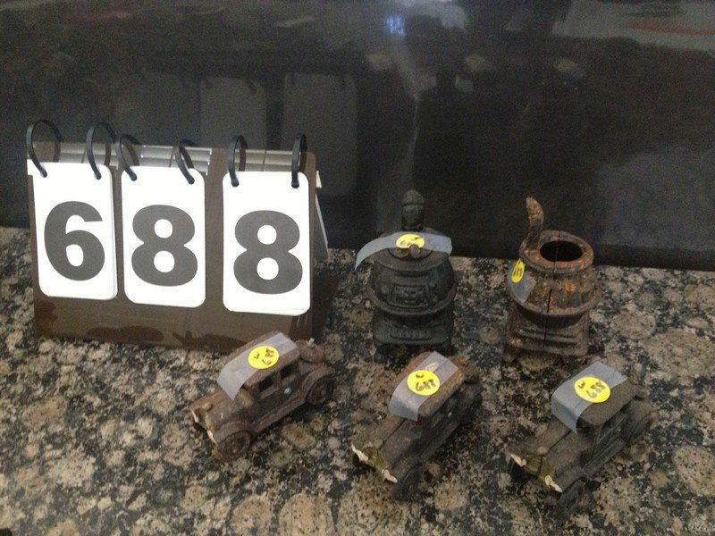 LOT OF 5 CAST IRON COLLECTIBLES - 3 AUTOMOBILES / 2 POT: LOT OF 5 CAST IRON COLLECTIBLES - 3 AUTOMOBILES / 2 POT BELLY STOVES (ONE MISSING LID)