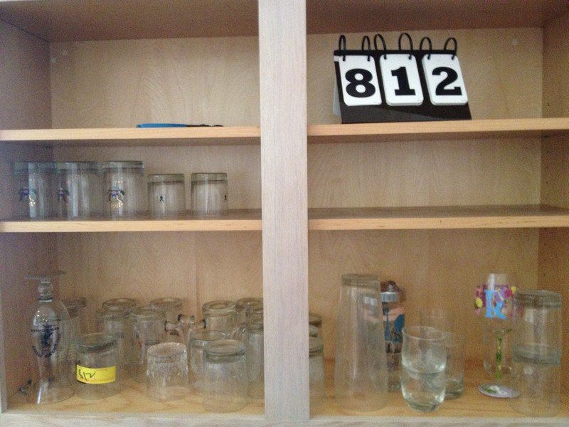 LOT OF 32 ASSORTED THEMED GLASSES & MUGS -: LOT OF 32 ASSORTED THEMED GLASSES & MUGS - PRESIDENTIAL, MITSUBISHI, SUZUKI, INITIALED, ETC.