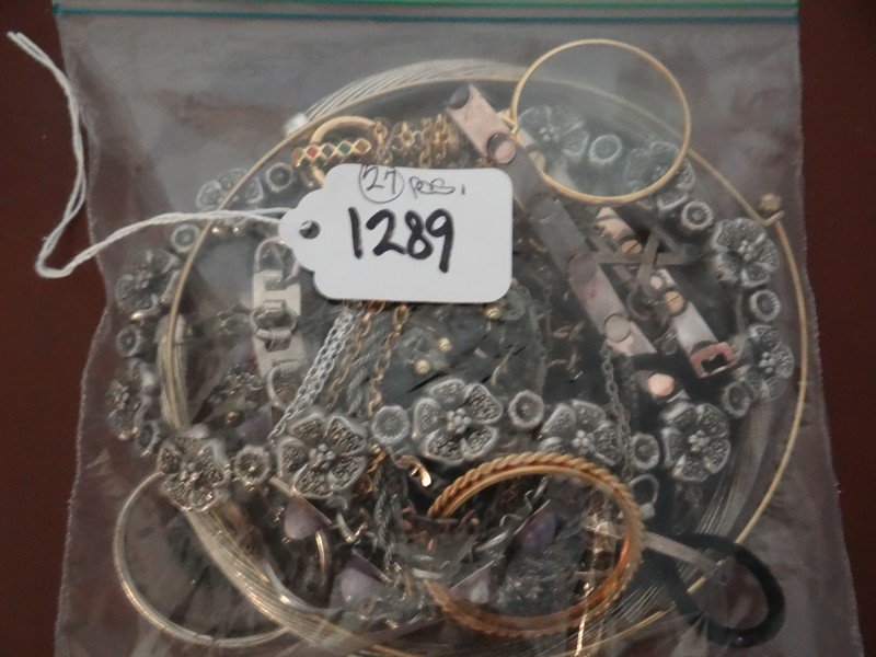 LOT OF 27 COSTUME JEWELRY PIECES - LADIES CHAINS &: LOT OF 27 COSTUME JEWELRY PIECES - LADIES CHAINS & BRACELETS