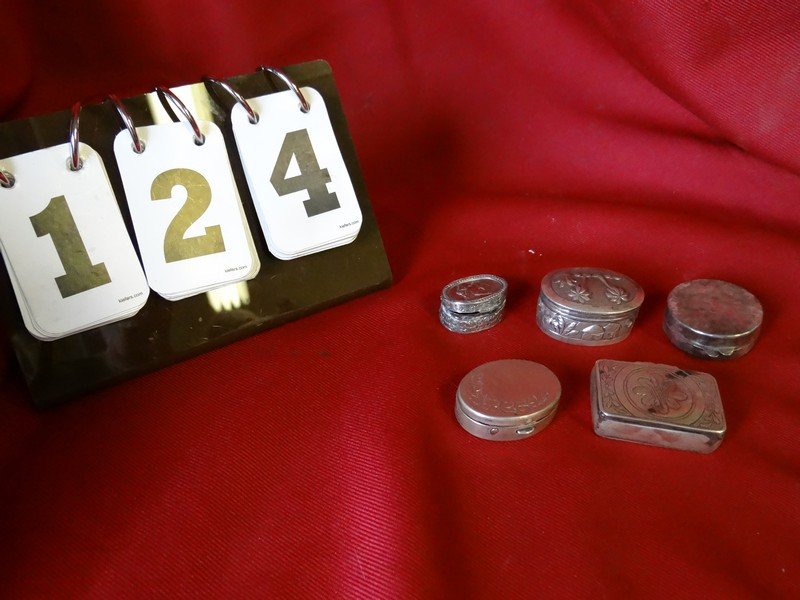 LOT OF 5 - ASSORTED SILVER/SILVER PLATED PILL BOXES: LOT OF 5 - ASSORTED SILVER/SILVER PLATED PILL BOXES