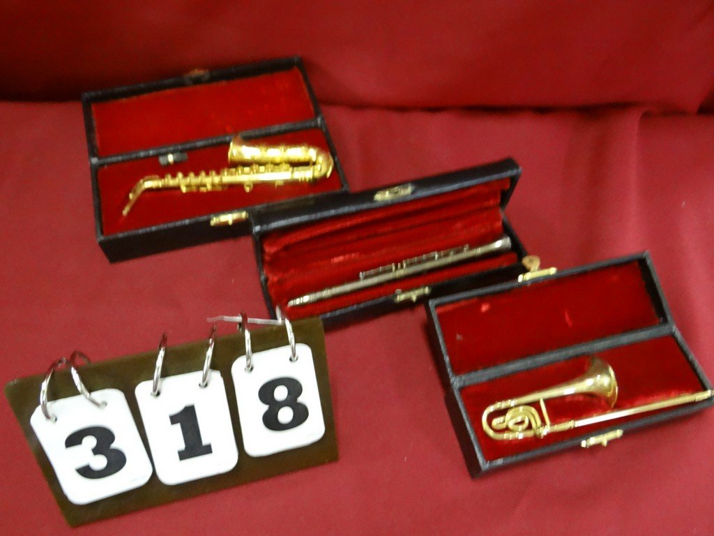 LOT OF 3 - MINIATURE BRASS INSTRUMENTS - CLARINET,: LOT OF 3 - MINIATURE BRASS INSTRUMENTS - CLARINET, TROMBONE, SAXOPHONE - IN CASE - APPROX 6-6.5'' EACH