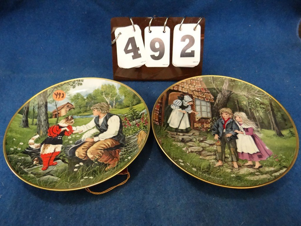 LOT OF 2 - DECORATIVE PLATES - KAISER - GERMANY - 1: LOT OF 2 - DECORATIVE PLATES - KAISER - GERMANY - 1 HANSEL AND GRETEL BY GERDA NEWBACHER #A-5428 - 1 DER GESTIEFELTE KATER BY GERDA NEWBACHER #A-9363 (WITH ATTACHED CERTIFICATE) - 8'' EACH