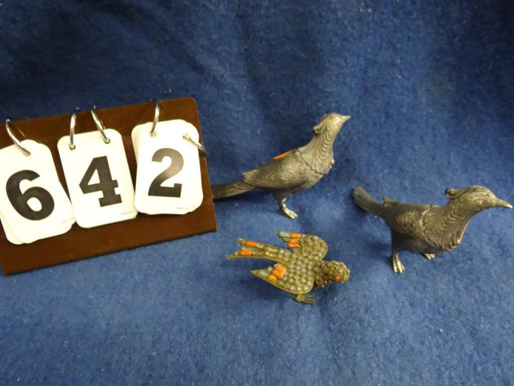 LOT OF 3 - 2 BIRDS (SALT AND PEPPER SHAKERS) WB: LOT OF 3 - 2 BIRDS (SALT AND PEPPER SHAKERS) WB MANUFACTURING COMPANY 3.5'' - BRONZE BIRD WITH BIRDS 2''