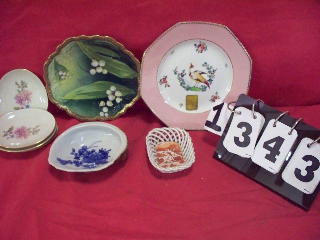 LOT OF 9 - ASSORTED - 5 SMALL DISHES, FOSTONBERG: LOT OF 9 - ASSORTED - 5 SMALL DISHES, FOSTONBERG GERMANY REG#02269 1983 GOLD TRIM 4'' - 1 PLATE ONGE ROYAL AUSTRIA HAND PAINTED GOLD TRIM SIGNED MARTIN 6''(SMALL SCRATCH) - 1 PEACOCK PLATE WHIELDONWAR