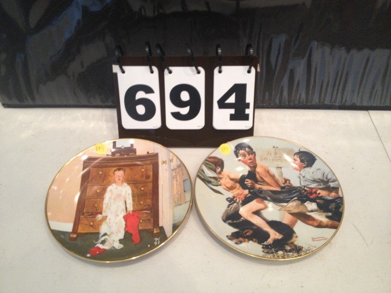 LOT OF 2 NORMAN ROCKWELL COLLECTOR PLATES - GORHAM FINE: LOT OF 2 NORMAN ROCKWELL COLLECTOR PLATES - GORHAM FINE CHINA 1974 ''THE STREAKER'' / RIDGEWOOD FINE CHINA 1974 2nd EDITION ''THE TRUTH ABOUT SANTA'' - 8.5'' EACH