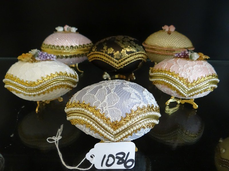 LOT OF 6 PASTEL DECORATED EGGS - PEARL OR DIAMOND TRIM: LOT OF 6 PASTEL DECORATED EGGS - PEARL OR DIAMOND TRIM - VARIOUS SIZES - WITH STANDS - NO BOXES