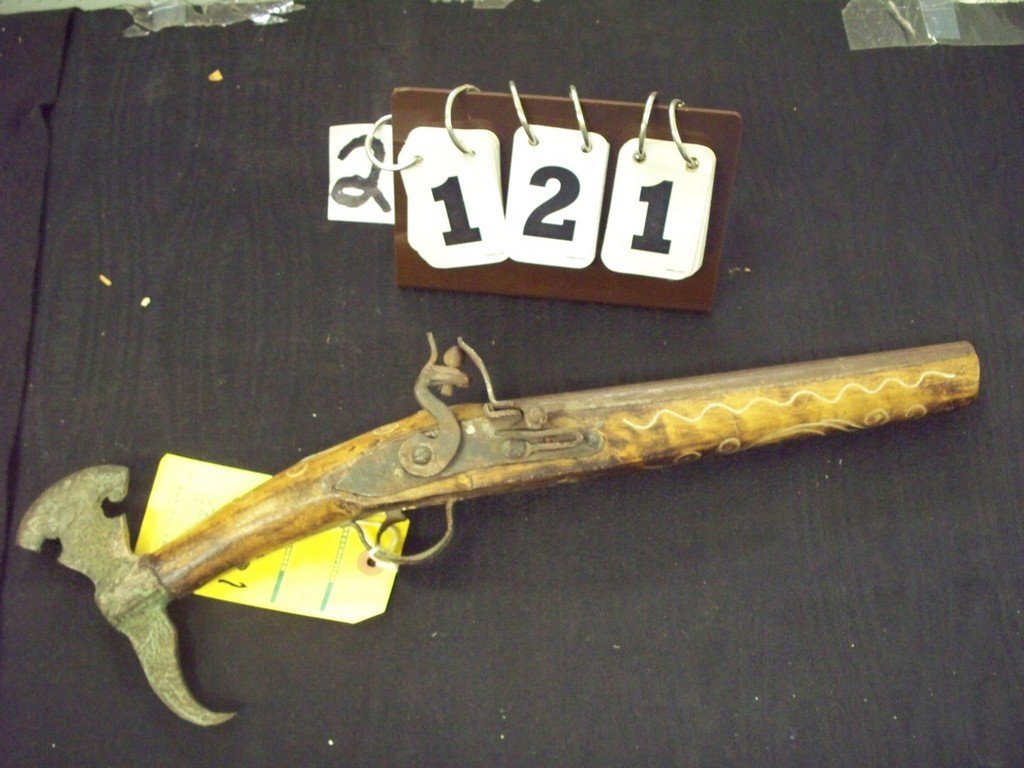 FLINT LOCK DUELING PISTOL WITH HATCHET HEAD ON STOCK: FLINT LOCK DUELING PISTOL WITH HATCHET HEAD ON STOCK