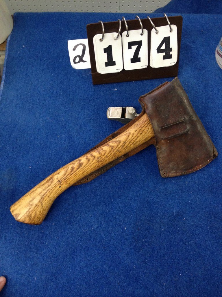 LOT OF 3 PIECES IN LEATHER CASE - HATCHET / WHISTLE /: LOT OF 3 PIECES IN LEATHER CASE - HATCHET / WHISTLE / KNIFE