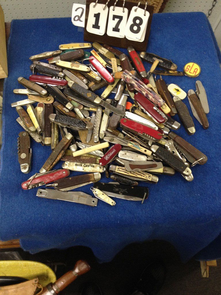 LOT OF ASSORTED POCKET KNIVES & FOLDING KNIVES: LOT OF ASSORTED POCKET KNIVES & FOLDING KNIVES (APPROXIMATELY 75+/- PIECES)