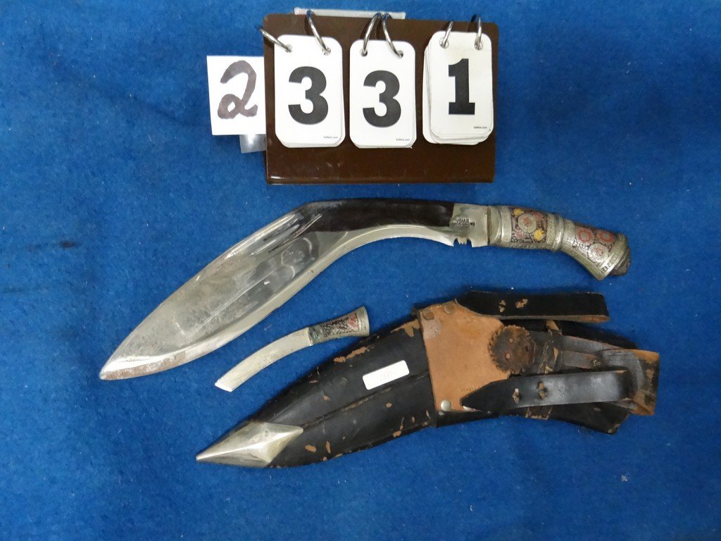 MACHETE - INDIA - PAINTED SILVER HANDLE WITH LION HEAD: MACHETE - INDIA - PAINTED SILVER HANDLE WITH LION HEAD & 1 SMALL KNIFE LEATHER SLEEVE WITH METAL FITTING - ETCHED BLADE