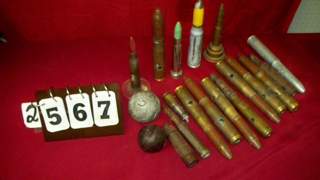LOT OF 19 HIGH CALIBER HOLLOWED OUT PIECES - 17: LOT OF 19 HIGH CALIBER HOLLOWED OUT PIECES - 17 MILITARY AMMUNITION / 2 METAL AMMO BALLS