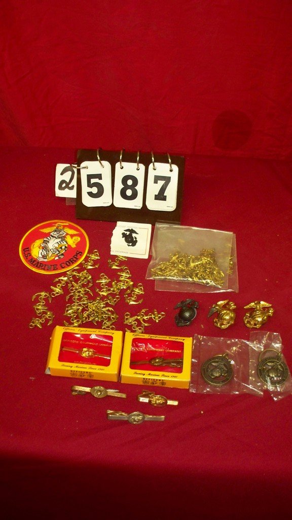 LOT USMC INSIGNIA PINS, TIE TACKS, CHARMS, PATCH, ETC.: LOT USMC INSIGNIA PINS, TIE TACKS, CHARMS, PATCH, ETC. - GOLD PLATED