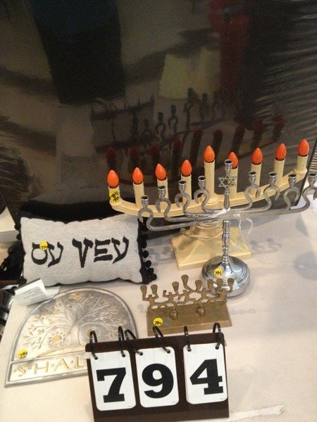 LOT OF 5 RELIGIOUS DECOR - 3 MENORAH (ONE MUSICAL) /: LOT OF 5 RELIGIOUS DECOR - 3 MENORAH (ONE MUSICAL) / PILLOW ''OY VEY'' / PLAQUE ''SHALOM''