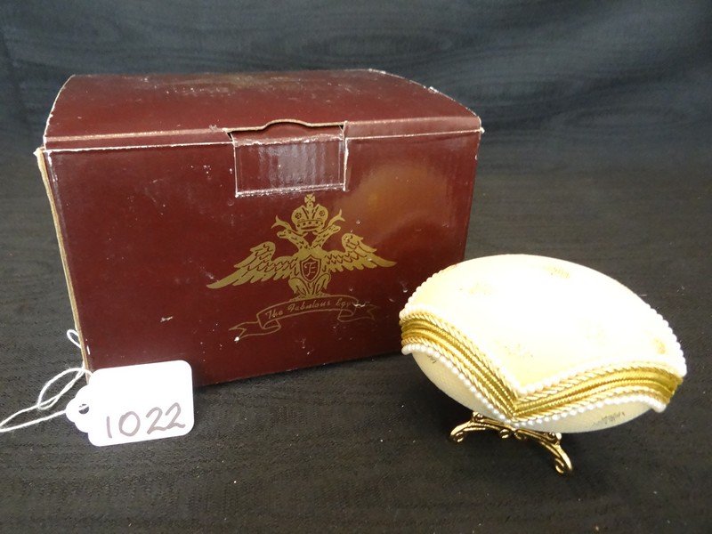 LOT OF 10 EGGS - THE FABULOUS EGG - FABERGE STYLE -: LOT OF 10 EGGS - THE FABULOUS EGG - FABERGE STYLE - WITH STANDS /// GOLD MESH - GOLD FABRIC FLECKS - WHITE PEARL TRIM /// CREAM MESH - GOLD FABRIC FLECKS - WHITE PEARL TRIM /// CREAM MESH - 3 PORCELAI