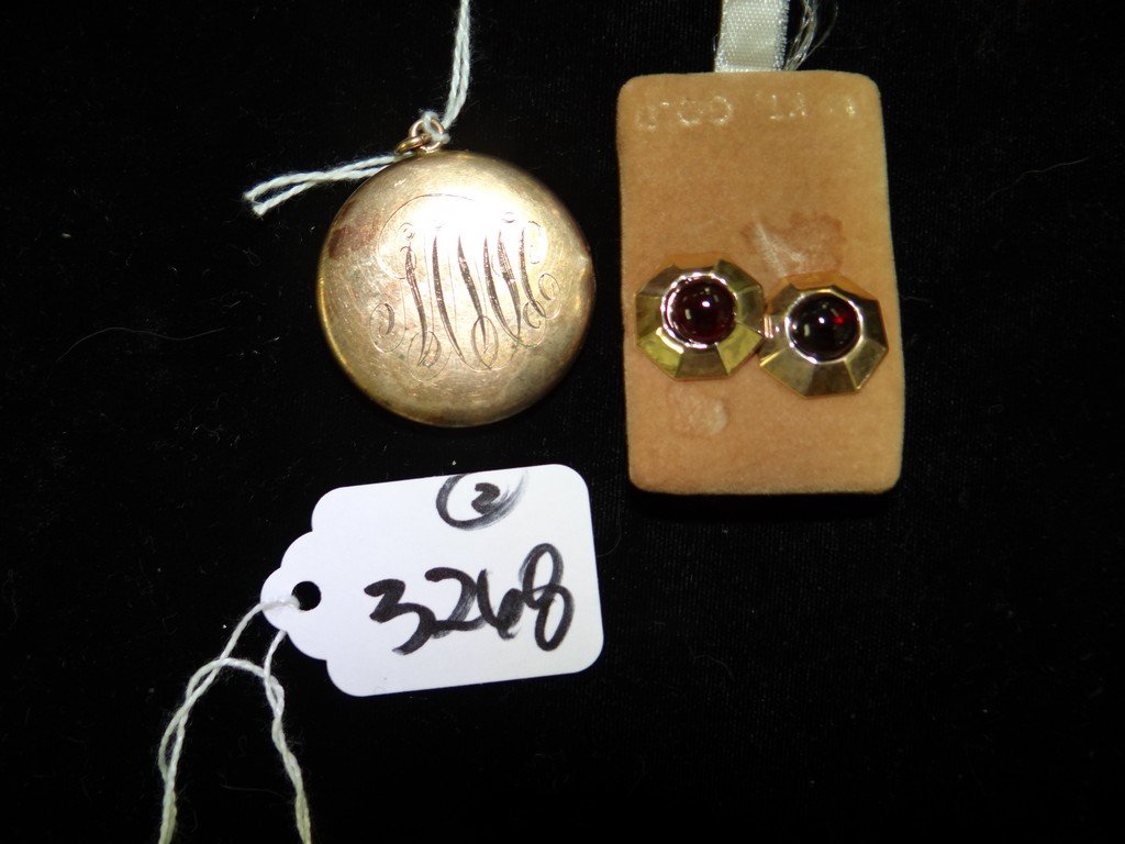LOT OF 2 PIECES - GOLD ENGRAVED LOCKET PENDANT / PAIR: LOT OF 2 PIECES - GOLD ENGRAVED LOCKET PENDANT / PAIR OF GOLD & BLACK ONYX EARRINGS