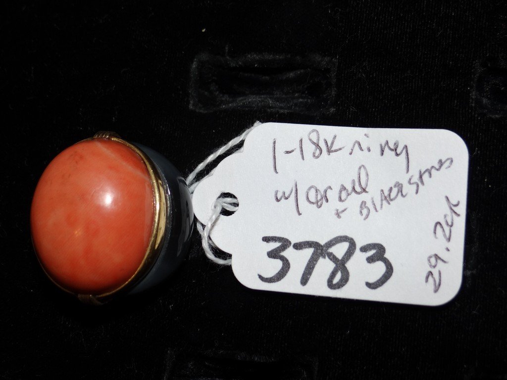 RING - 18K GOLD - CORAL 15+/-CT / BLACK ONYX 2+/-CTTW -: RING - 18K GOLD - CORAL 15+/-CT / BLACK ONYX 2+/-CTTW - 29.2G