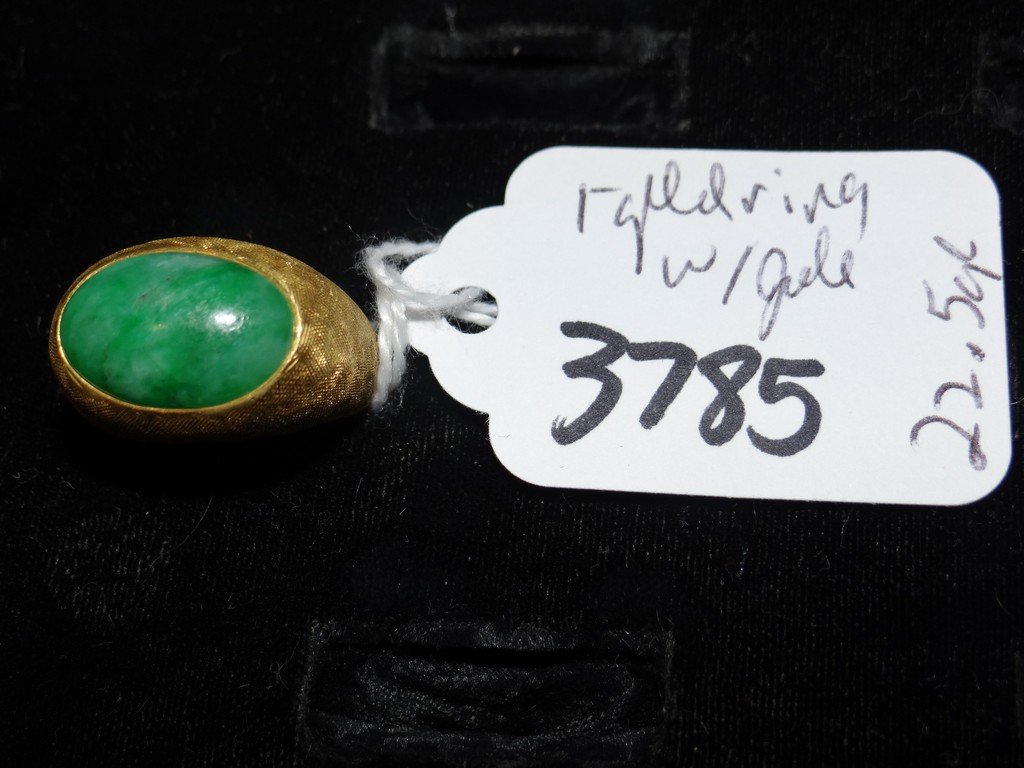 GENTS RING - 22K GOLD - GREEN STONE 2+/-CT - 22.5G: GENTS RING - 22K GOLD - GREEN STONE 2+/-CT - 22.5G