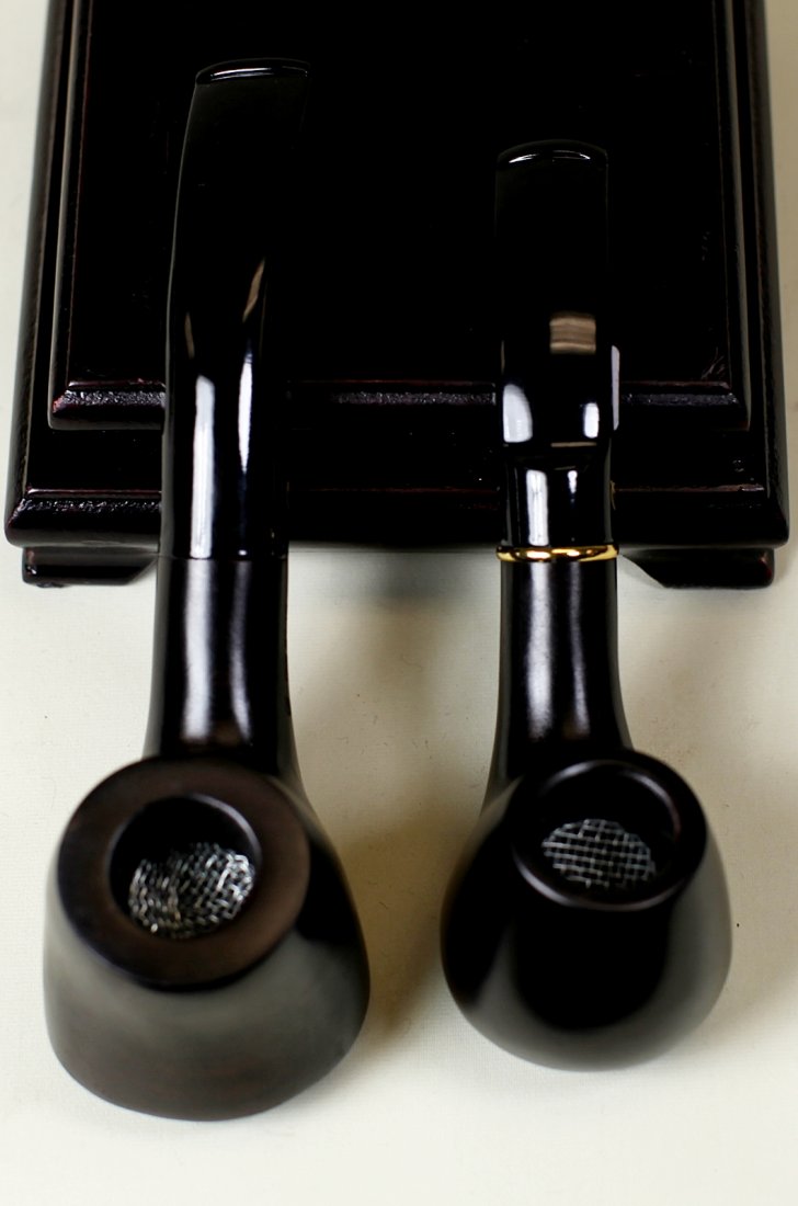 TWO EBONY TOBACCO PIPES: L:6.5"