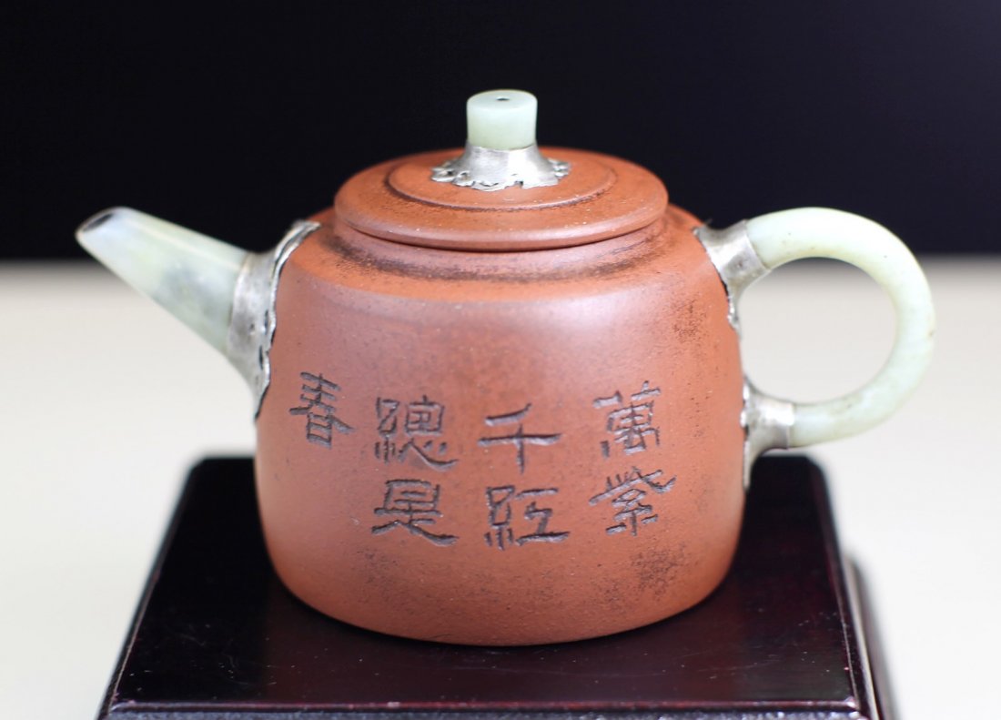 ZISHA POTTARY TEAPOT: D: 2.5", H: 2.5"