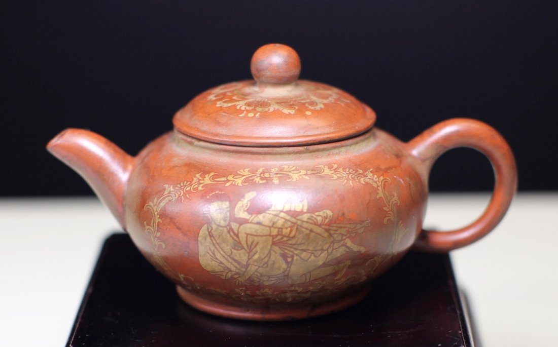 ZISHA POTTARY TEAPOT: D: 3.25", H: 2.75"