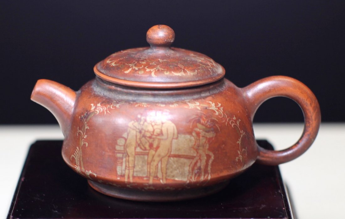 ZISHA POTTARY TEAPOT: D: 3", H: 2.25"