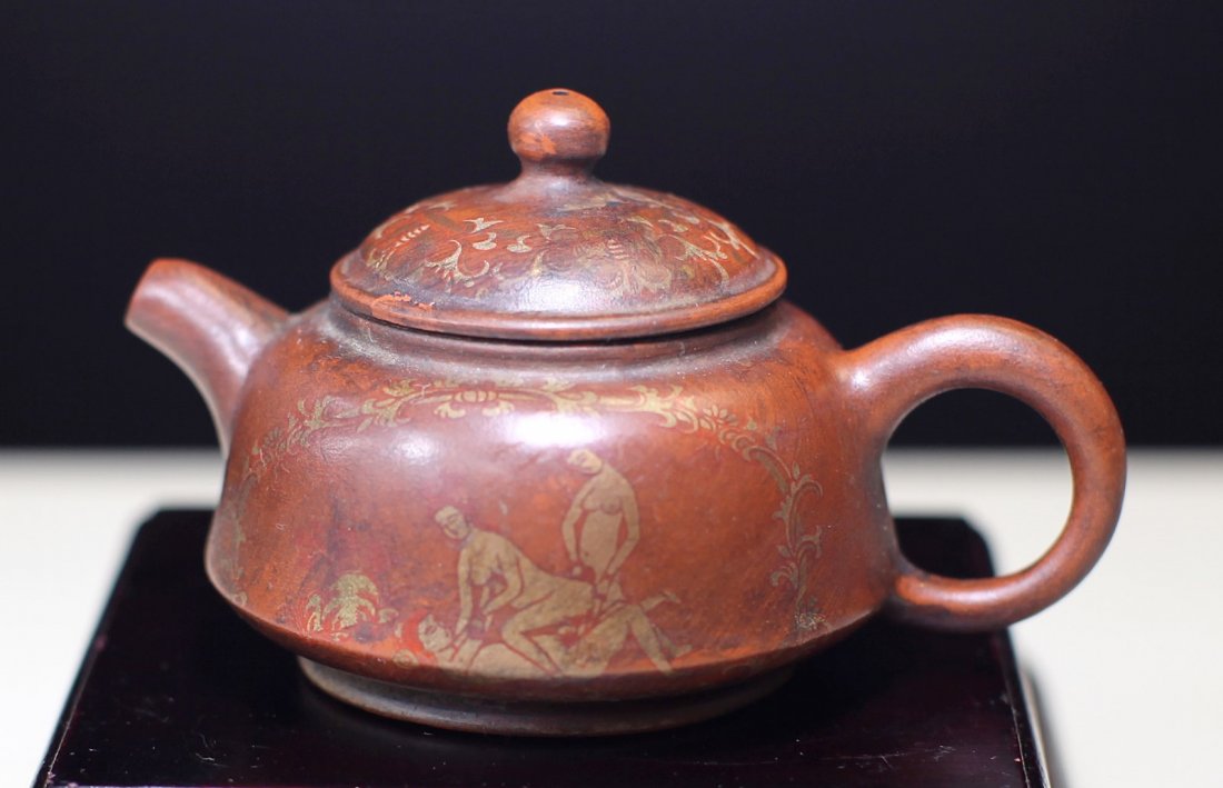 ZISHA POTTARY TEAPOT: D: 3", H: 2.25"