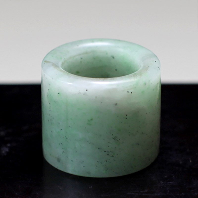JADEITE THUMB RING, CLASS A: D: 1.5", H: 1.25"