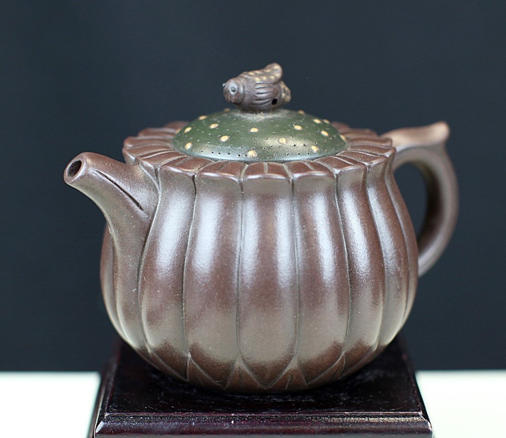 ZISHA POTTERY TEAPOT: Early 20th Century. H: 4"