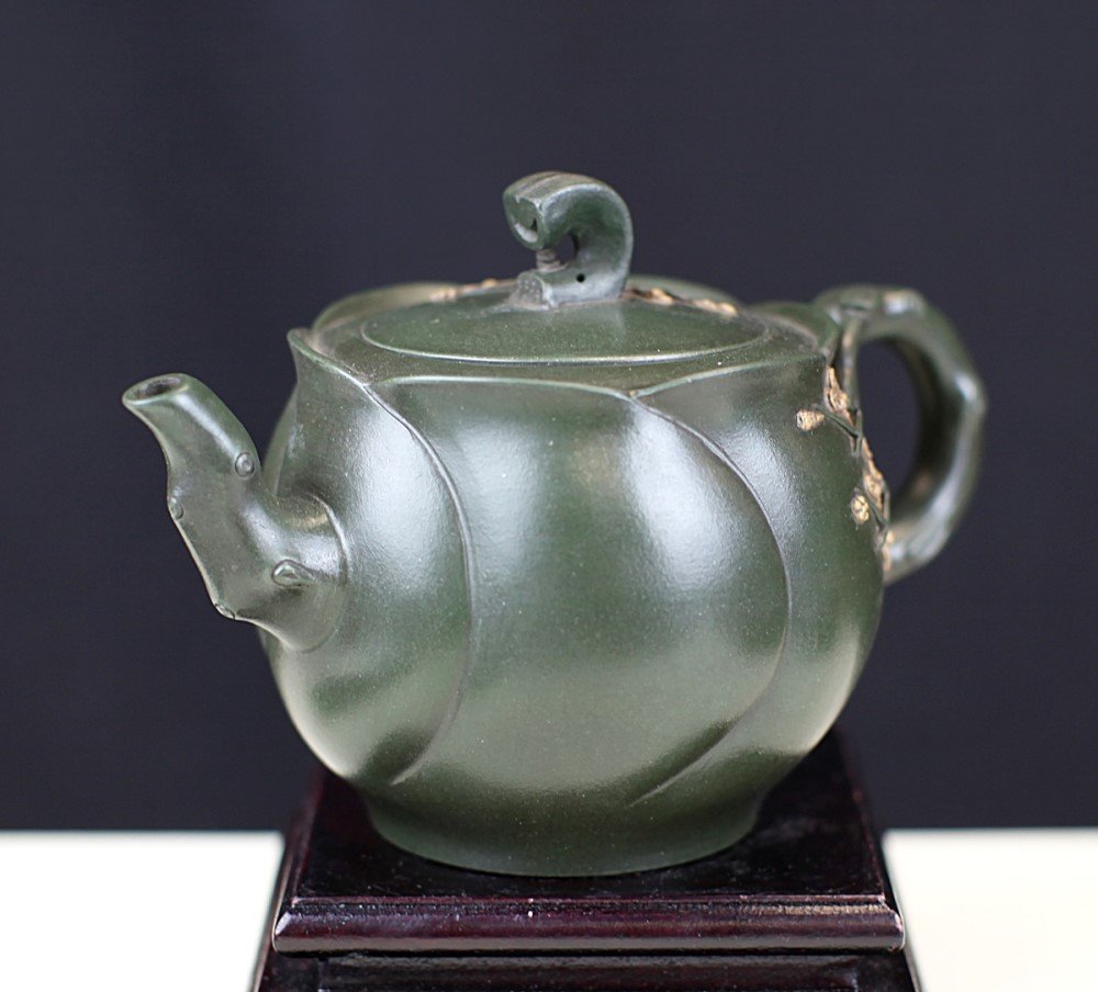 ZISHA POTTERY TEAPOT: Early 20th Century. H: 4.75"