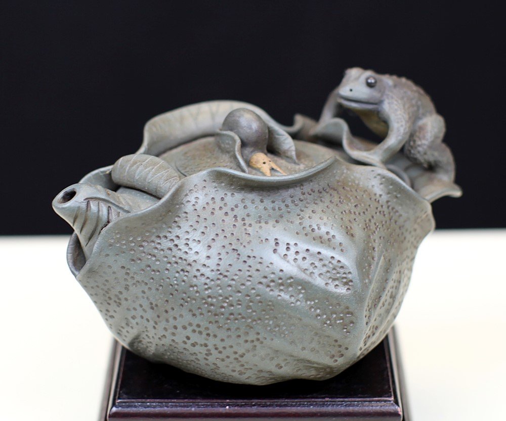 ZISHA POTTORY TEA POT: Early 20th Century. H: 4"