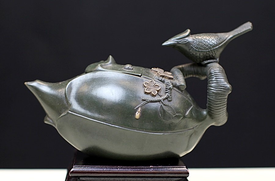 ZISHA POTTERY TEAPOT: Early 20th Century.L: 8.5", H: 5"