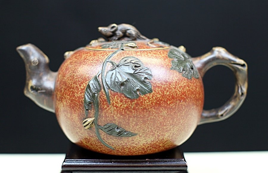 ZISHA POTTERY TEAPOT: Early 20th Century.D: 4.75", H: 4.25"