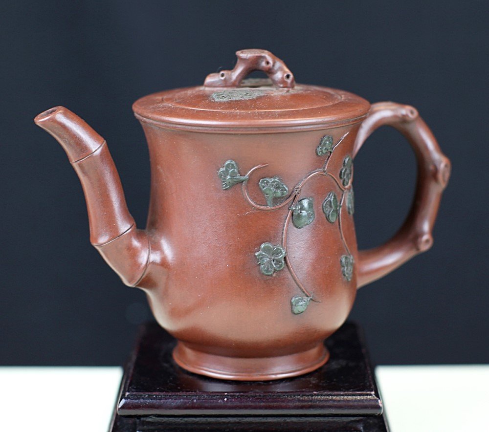 ZISHA POTTERY TEAPOT: Early 20th Century. H: 5.5"