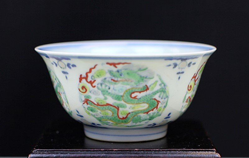 DOU-CAI GLAZED PORCELAIN BOWL WITH DRAGON DESIGN: 18th Century. D: 4", H: 2"
