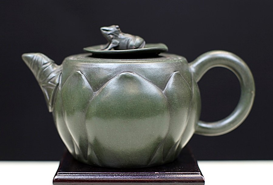ZISHA POTTERY TEAPOT: Early 20th Century.D: 4.25", H: 4"