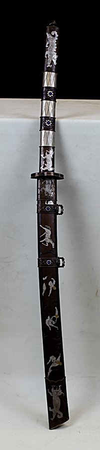 CHINESE TWO HANDED BROAD SWORD: 18th Century. L: 42.5"