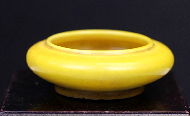 YELLOW GLAZED PORCELAIN BRUSH WASHER: 18th Century. D: 3.25", H: 1.25"