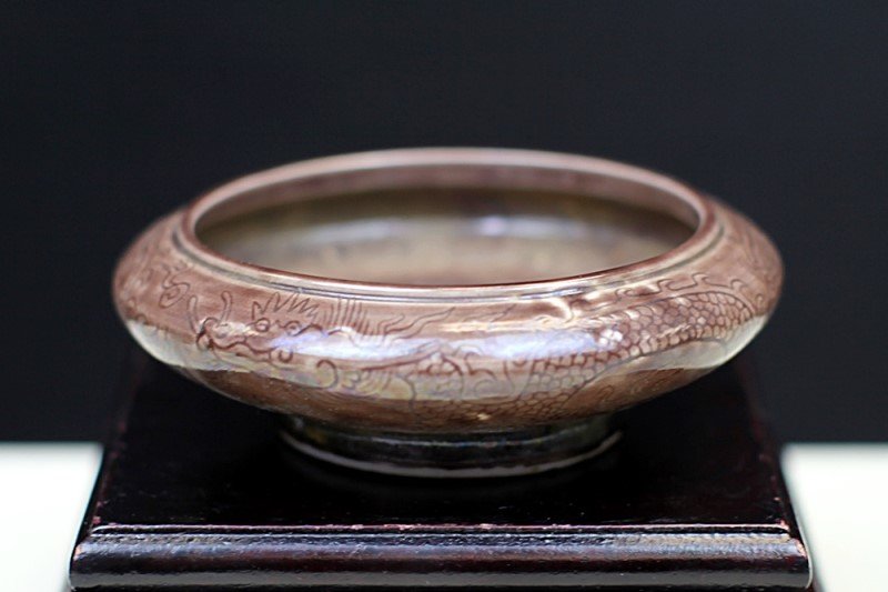 BROWN GLAZED PORCELAIN BRUSH WASHER WITH DRAGON DESIGN: 18th Century. D: 4", H: 1.25"