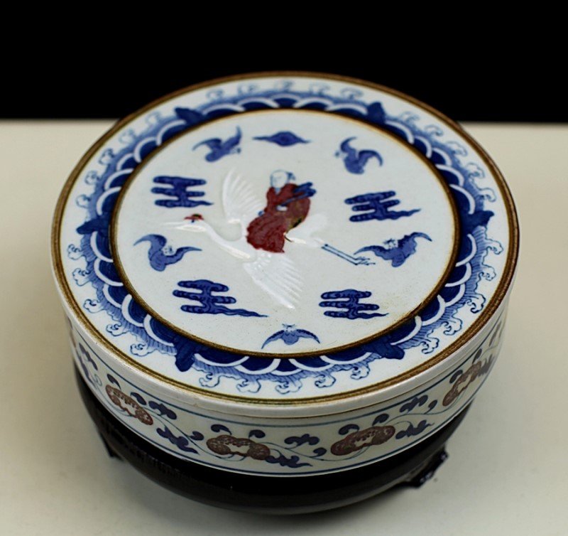 BLUE AND WHITE AND UNDER-GLAZED RED PORCELAIN INKSTONE: 18th-19th Century. D: 5.75", H: 1.5"