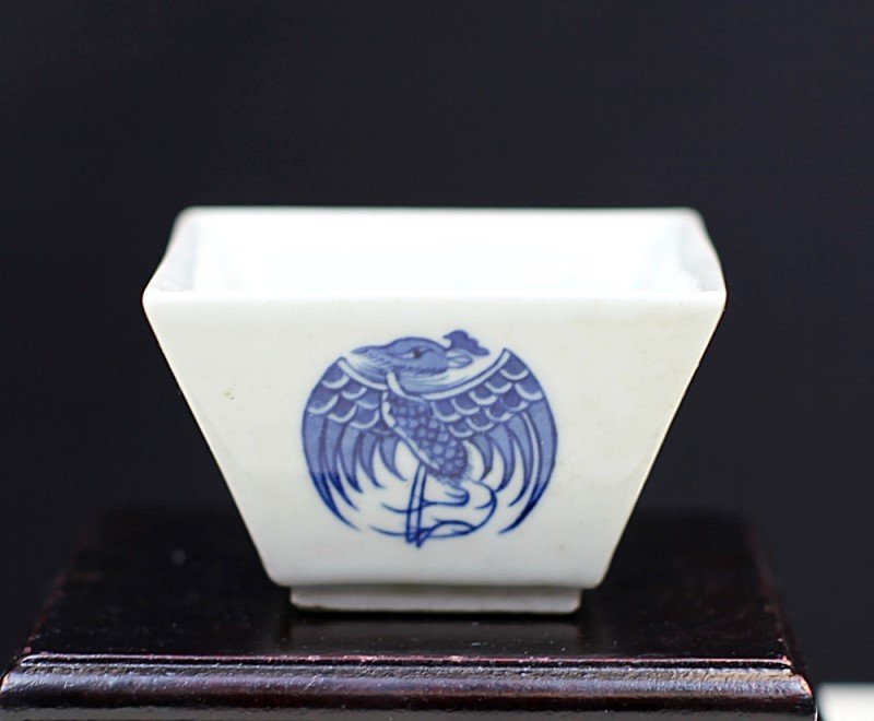BLUE AND WHITE PORCELAIN BRUSH WASHER: 18th Century. 3*3*2"