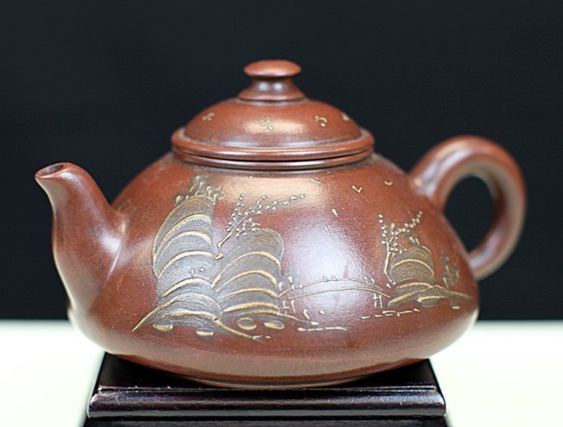 ZISHA POTTERY TEAPOT: 18th Century. Diameter: 5 inch, Height: 3.5 inch