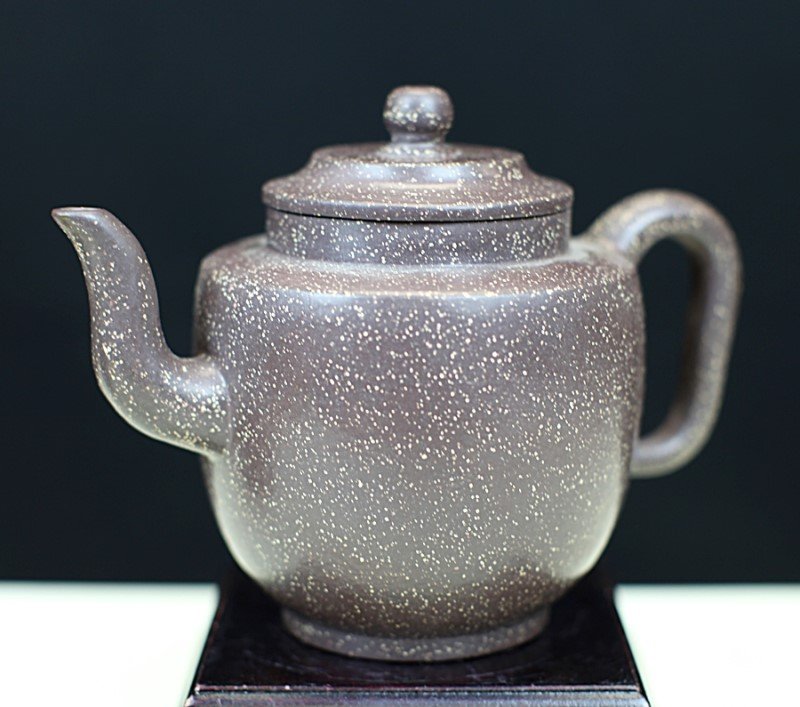 ZISHA POTTERY TEAPOT: 1980's. Height: 5 inch