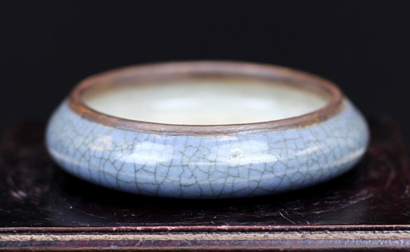 BLUE GLAZED PORCELAIN BRUSH WASHER: 18th Century. Diameter: 3 inch, Height: 0.75 inch