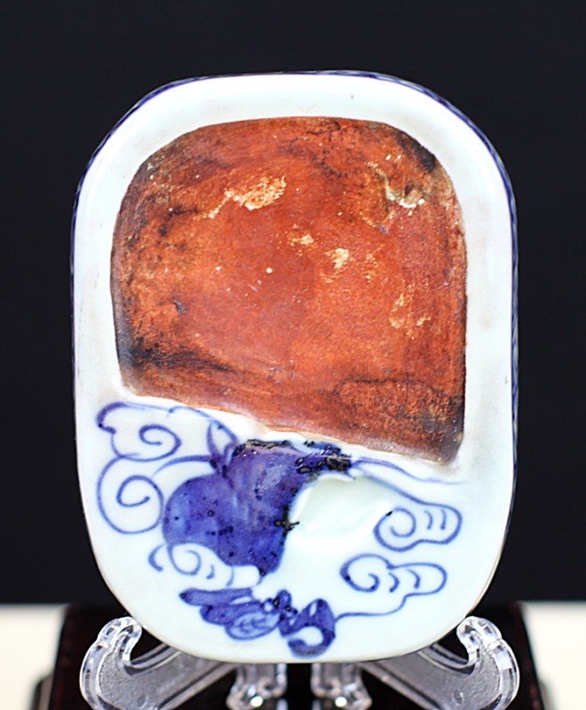BLUE AND WHITE POCELAIN INKSTONE: Lengh: 4.25 inch, Width: 3.25 inch